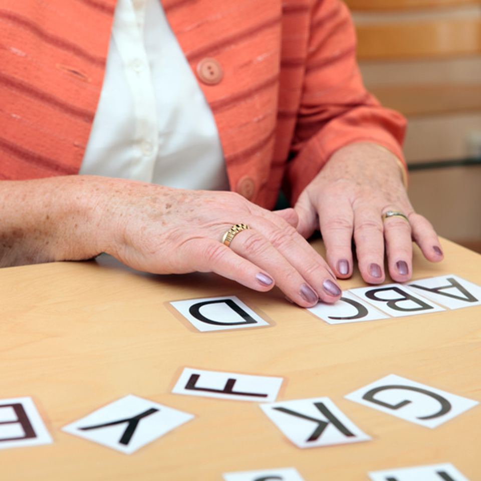 Bild Hände greifen nach Buchstaben