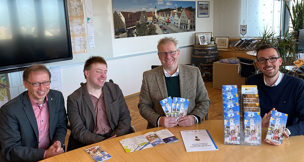 Das Bild zeigt Bertin Abbenhues von der KJF Regensburg, Sebastian Müller vom Büro sag's einfach, Oberbürgermeister Andreas Feller und Johannes Lohrer vom Tourismusbüro Schwandorf.