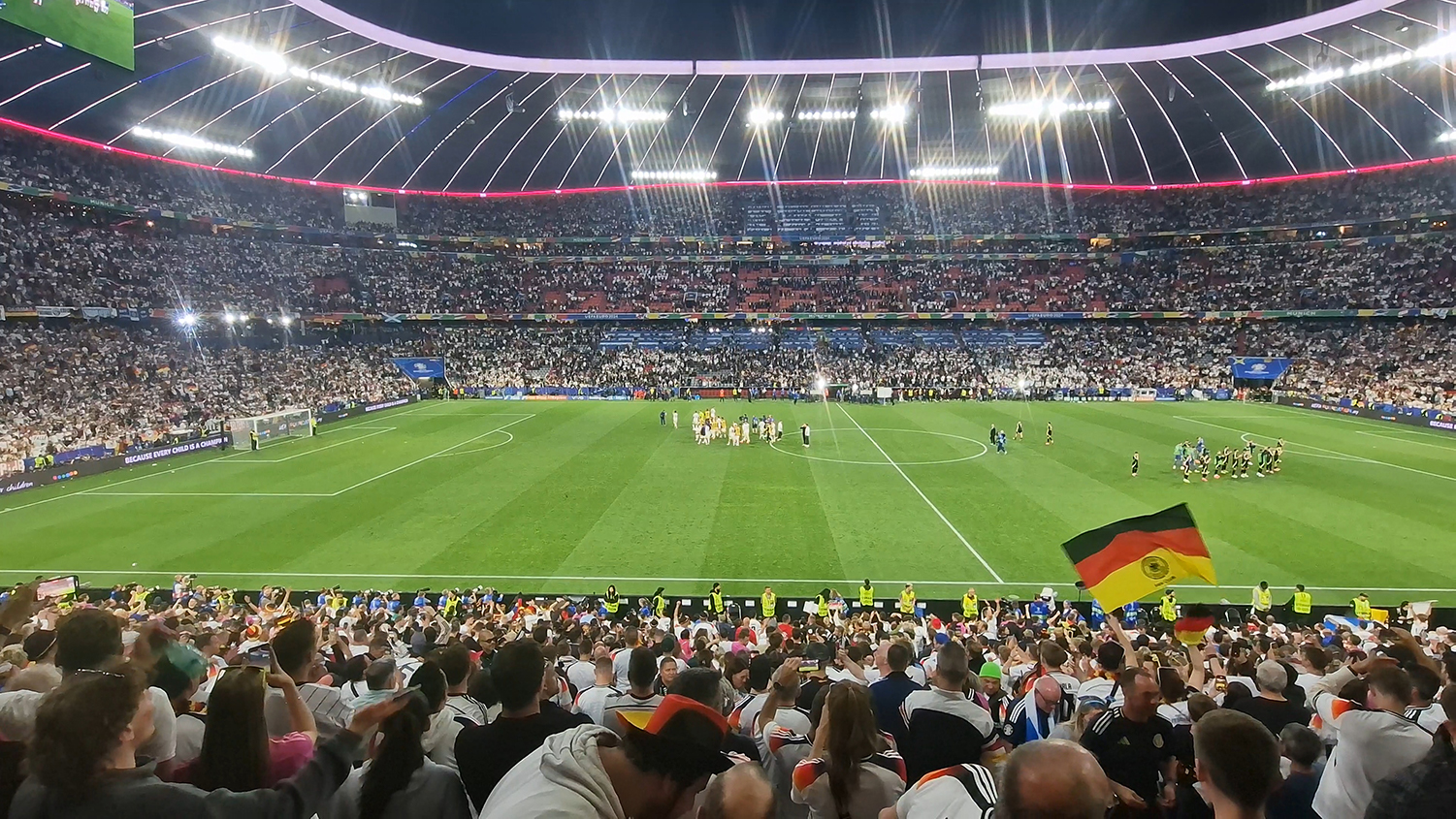 Das Foto zeigt das Spielfeld im Münchner Fußballstadion nach dem Spiel Deutschland gegen Schottland.