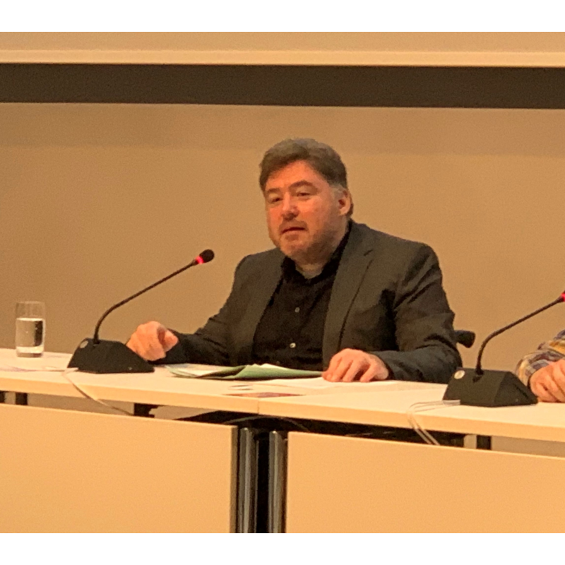 Holger Kiesel informiert über seine Arbeit  in Leichter Sprache